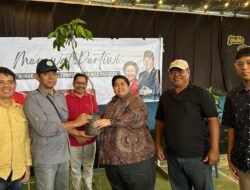 Bagi Bibit Pohon Buah di Selili, Ananda Emira Moeis Ajak Warga Rawat Lingkungan Sejak Dini